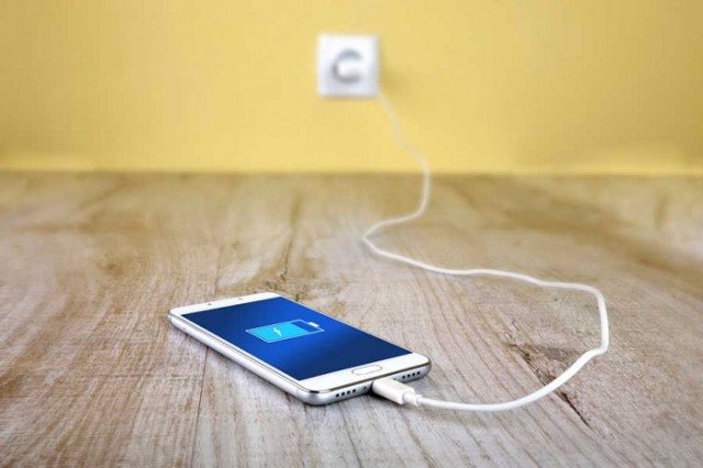 رها کردن شارژر موبایل در پریز عمر آن را کاهش می دهد!